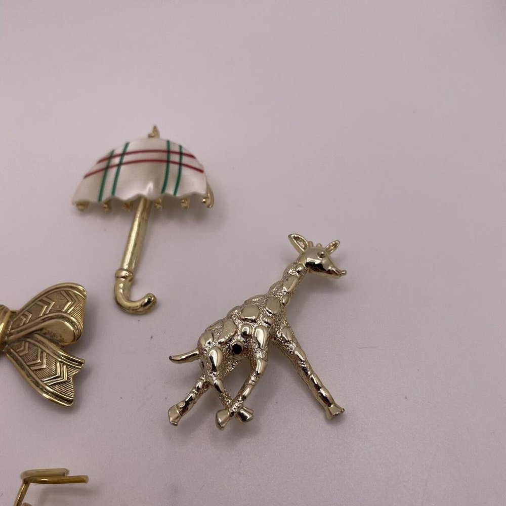 Lot Of 4 Women’s Gold Tone Brooch Pins Metal Bike, Giraffe, Umbrella, Bow - Picture 3 of 11